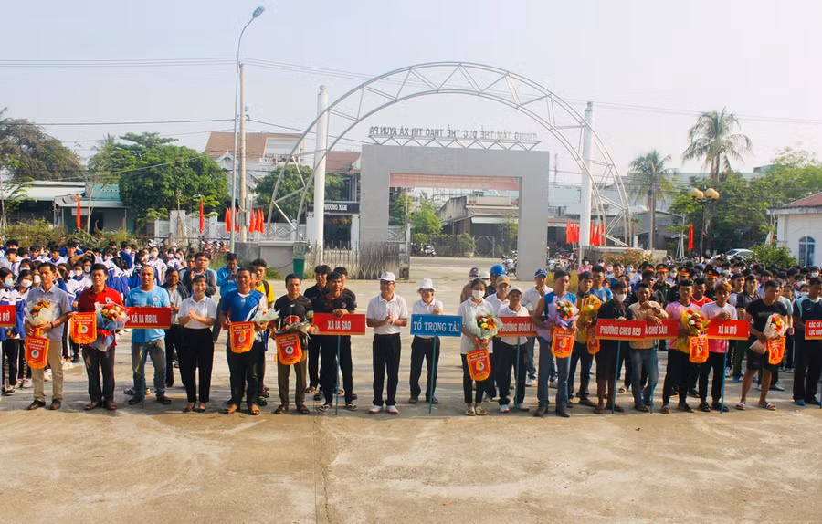 Ban tổ chức trao cờ lưu niệm cho các đoàn tham gia Hội thi thể thao các dân tộc thiểu số thị xã Ayun Pa năm 2023. Ảnh: Vũ Chi
