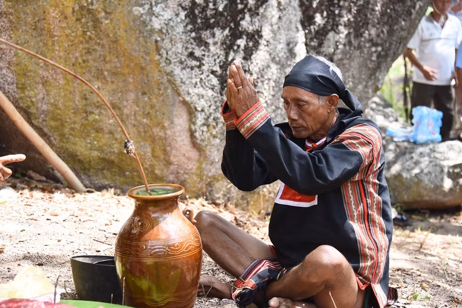 Ông Siu Phơ thực hiện nghi thức cúng cầu mưa trên đỉnh núi thần Chư Tao Yang. Ảnh: Đức Thụy