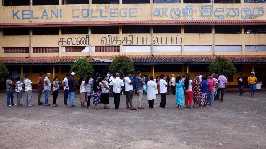 Cử tri Sri Lanka đi bầu cử tổng thống năm 2024. Ảnh: Reuters Cử tri Sri Lanka đi bầu cử tổng thống năm 2024. Ảnh: Reuters