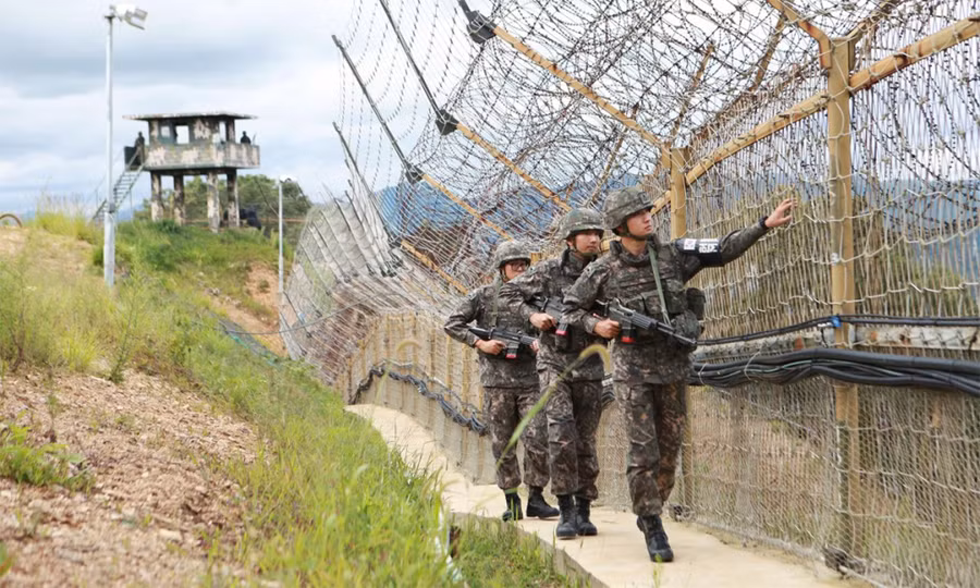 Binh sỹ Hàn Quốc tuần tra dọc biên giới với Triều Tiên. Ảnh: AFP Binh sỹ Hàn Quốc tuần tra dọc biên giới với Triều Tiên. Ảnh: AFP