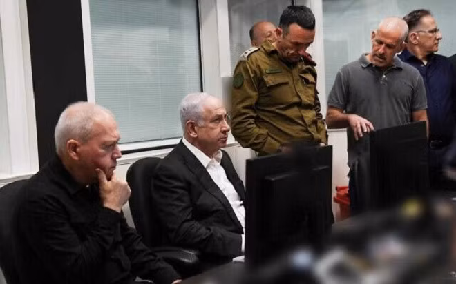 Thủ tướng Israel Netanyahu ( thứ 2 từ trái qua) tại cuộc họp bàn cách giải thoát con tin. Ảnh: Shin Bet Thủ tướng Israel Netanyahu ( thứ 2 từ trái qua) tại cuộc họp bàn cách giải thoát con tin. Ảnh: Shin Bet