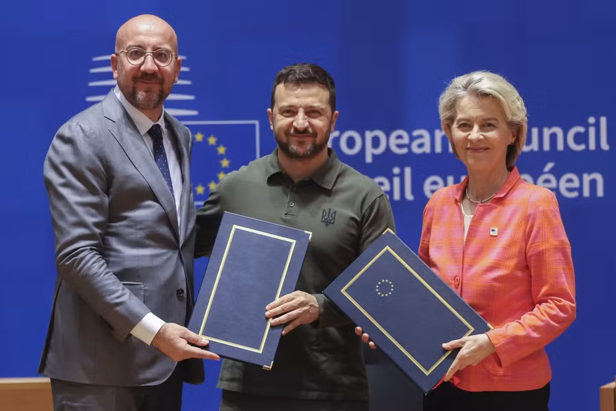 Tổng thống Zelensky ( giữa) cùng lãnh đạo EU. Ảnh: NDTO)