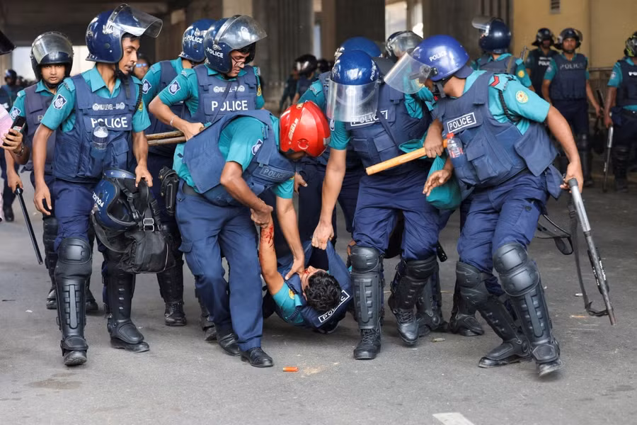 Một cảnh sát bị thương khi đụng độ với người biểu tình ngày 4/8. Ảnh: Reuters