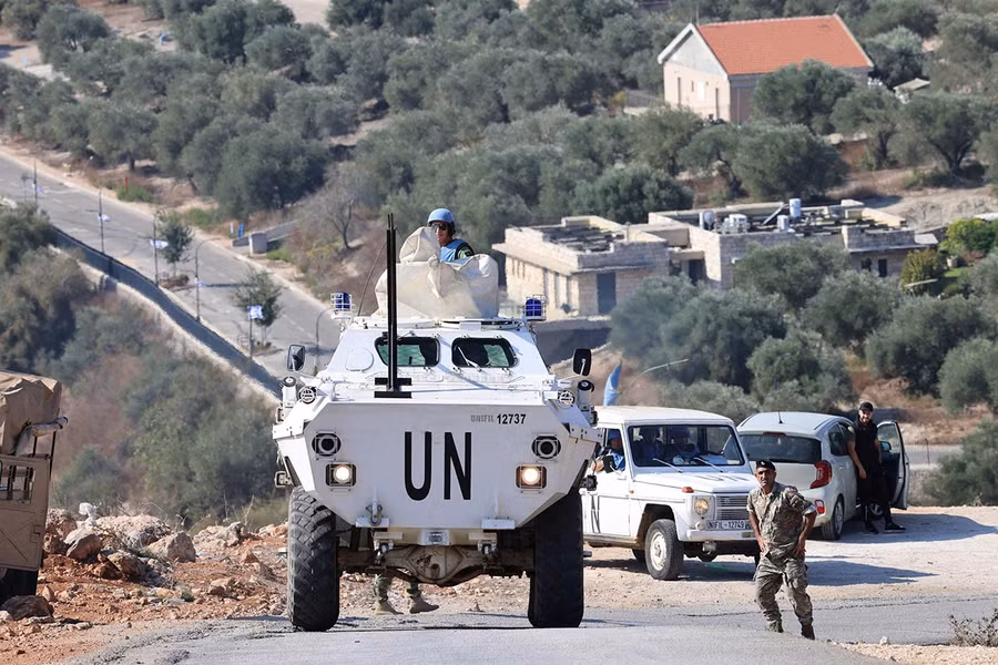 Xe chở phái bộ gìn giữ hòa bình LHQ ở nam Lebanon. Ảnh: Reuters