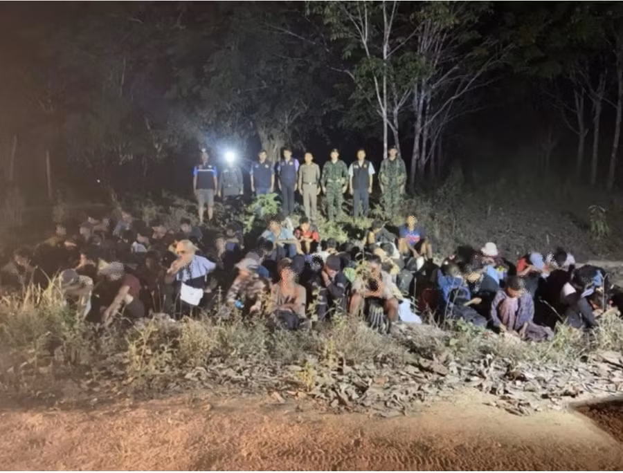 Cảnh sát Thái Lan bắt giữ nhóm người Myanmar xâm nhập biên giới trái phép. Ảnh: MGR