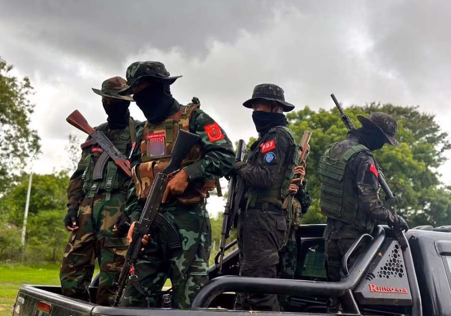 Phiến quân ở Magwe, Myanmar. Ảnh: YoungForce Phiến quân ở Magwe, Myanmar. Ảnh: YoungForce