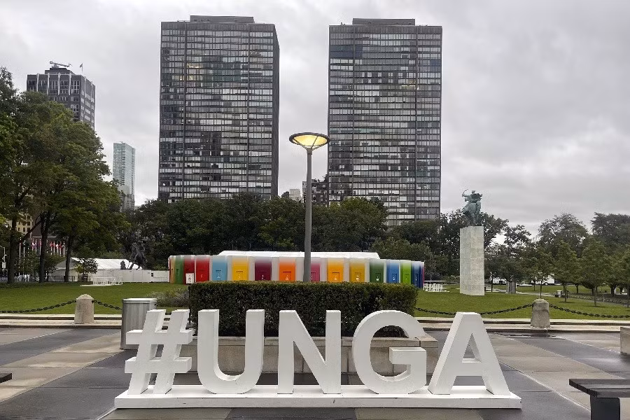 Hashtah#UNGA (Đại hội đồng LHQ) đặt bên ngoài trụ sở ở New York. Nguồn: AP