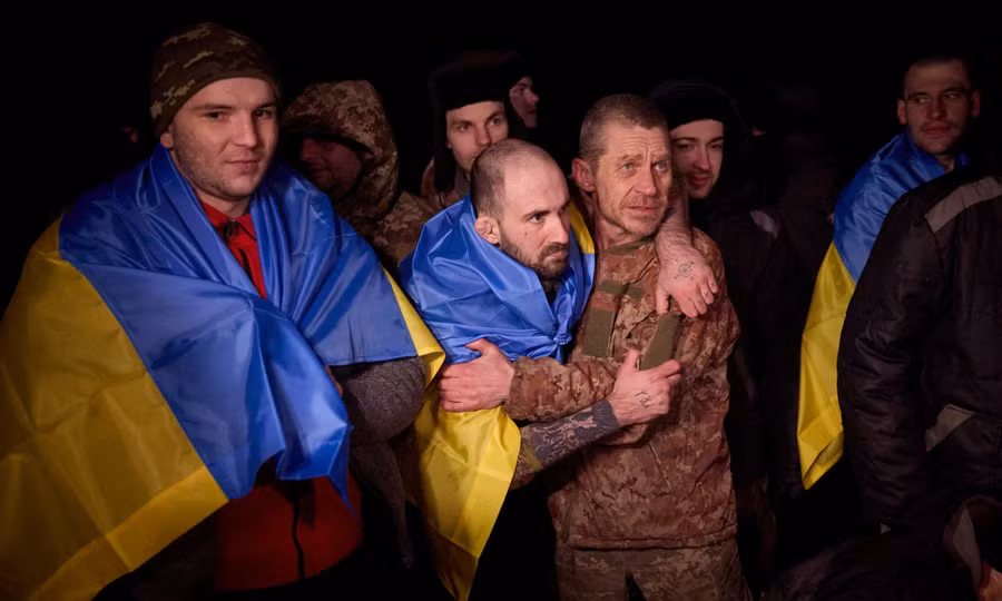 Tù binh Ukraine sau khi được Nga trao trả hôm 3/1. Ảnh: Reuters