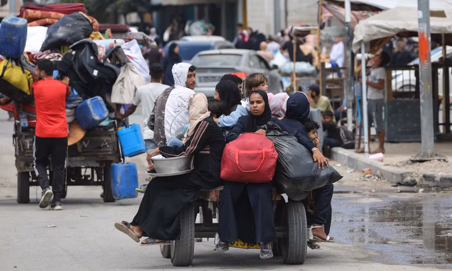 Người Palestine sơ tán khỏi thành phố Deir el- Balah miền Trung Gaza ngày 16/8. Ảnh: AFP