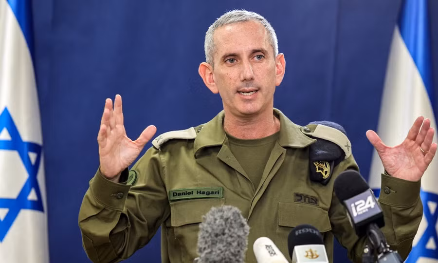 Chuẩn đô đốc Daniel Hagari tại một buổi họp báo. Ảnh: AFP