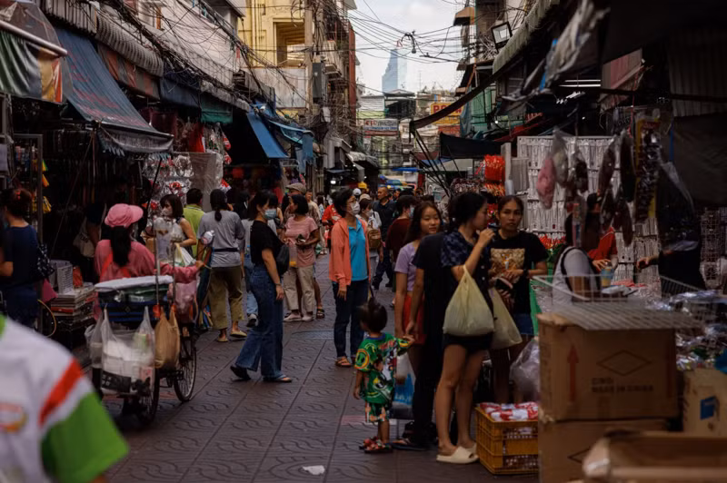 Người dân mua sắm tại một khu chợ ở Bangkok, Thái Lan. Ảnh: Bloomberg Người dân mua sắm tại một khu chợ ở Bangkok, Thái Lan. Ảnh: Bloomberg