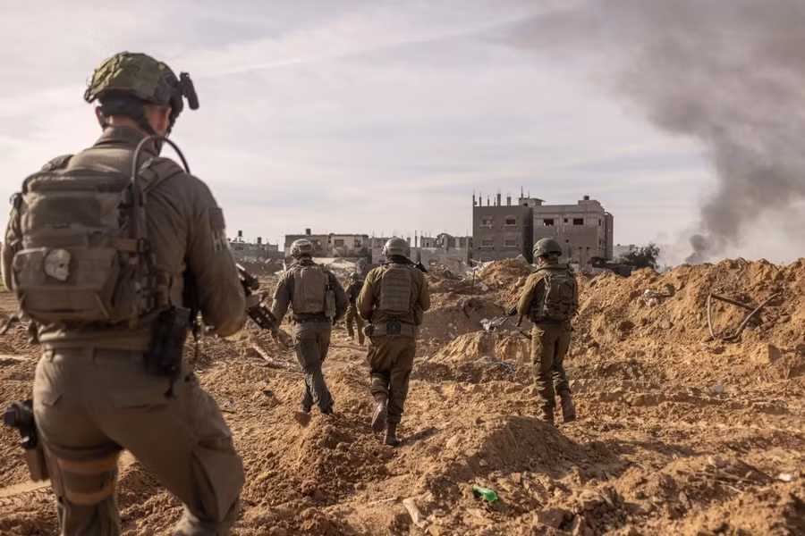 Lính Israel cạnh lối vào đường hầm phát hiện ở miền trung Gaza. Ảnh: NY Times Lính Israel cạnh lối vào đường hầm phát hiện ở miền trung Gaza. Ảnh: NY Times