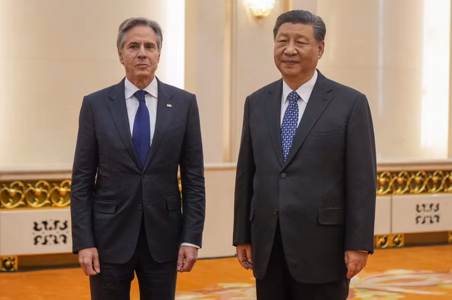 Chủ tịch Trung Quốc Tập Cận Bình (phải) tiếp Ngoại trưởng Mỹ Antony Blinken. Ảnh: AFP