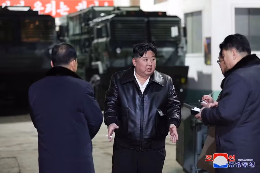 Ông Kim Jong-un trong một chuyến thăm nhà máy sản xuất vũ khí của Triều Tiên. Ảnh từ VNN