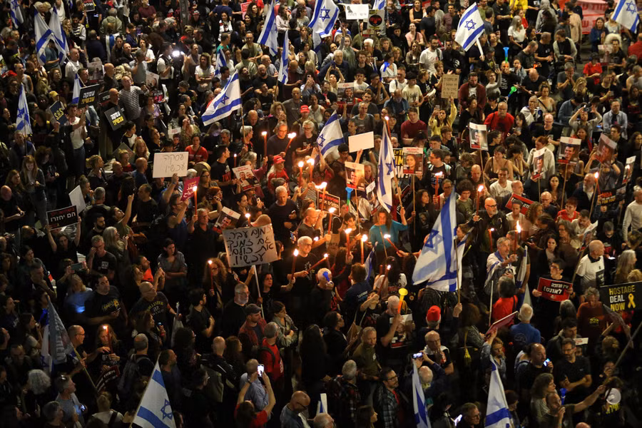 Đám đông biểu tình ở Jerusalem, Israel tối 30/3. Ảnh: Reuters