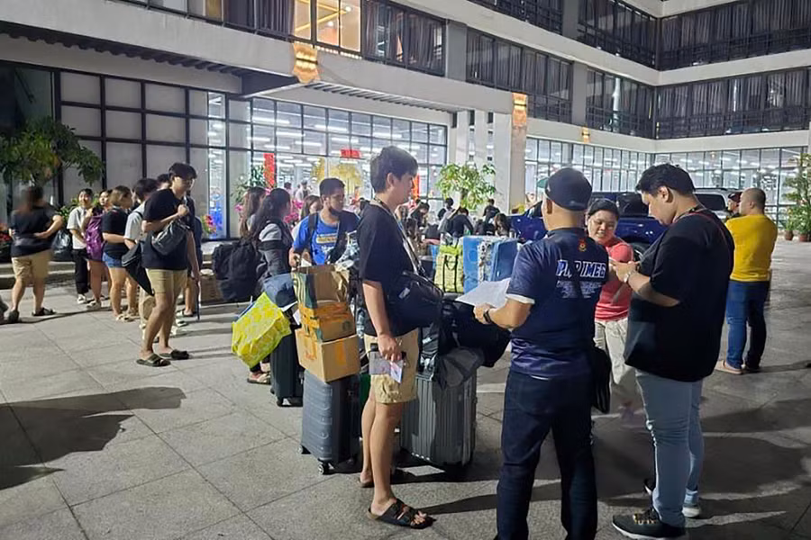 Cảnh sát Philippines trao đổi với những người vừa được giải thoát. Ảnh: AFP