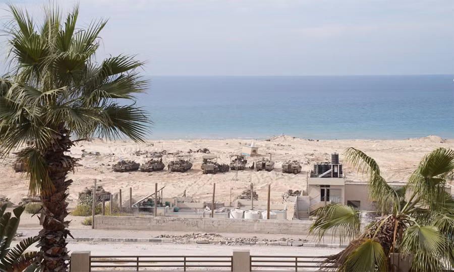Xe tăng, thiết giáp của Israel đậu ven bờ biển dải Gaza. Ảnh: IDF