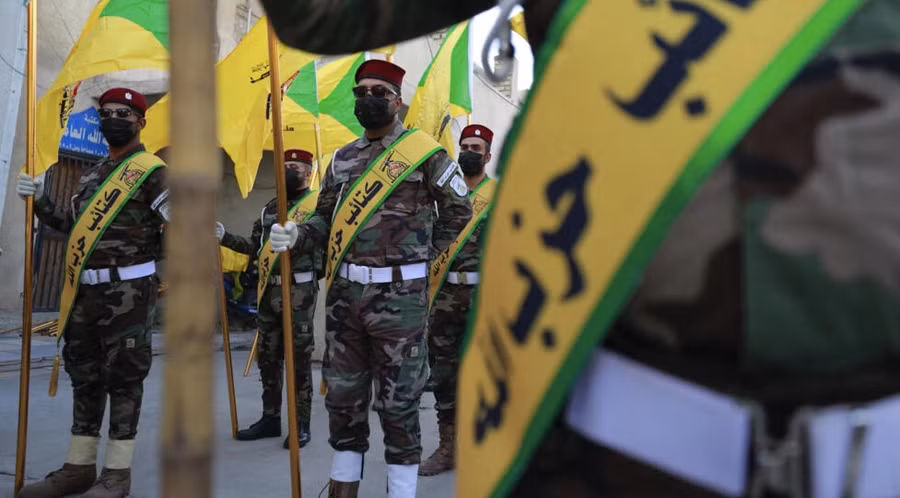 Lực lượng Kataeb Hezbollah dự lễ tang một thành viên lực lượng kháng chiến ở Iraq. Ảnh: AFP