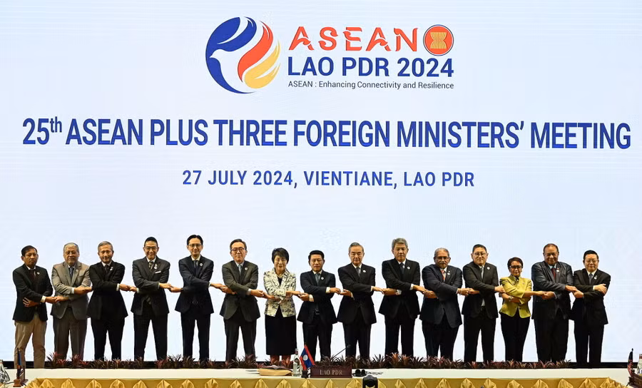 Các nhà lãnh đạo bắt tay tại Hội nghị Bộ trưởng Ngoại giao ASEAN+3. Ảnh: BNG