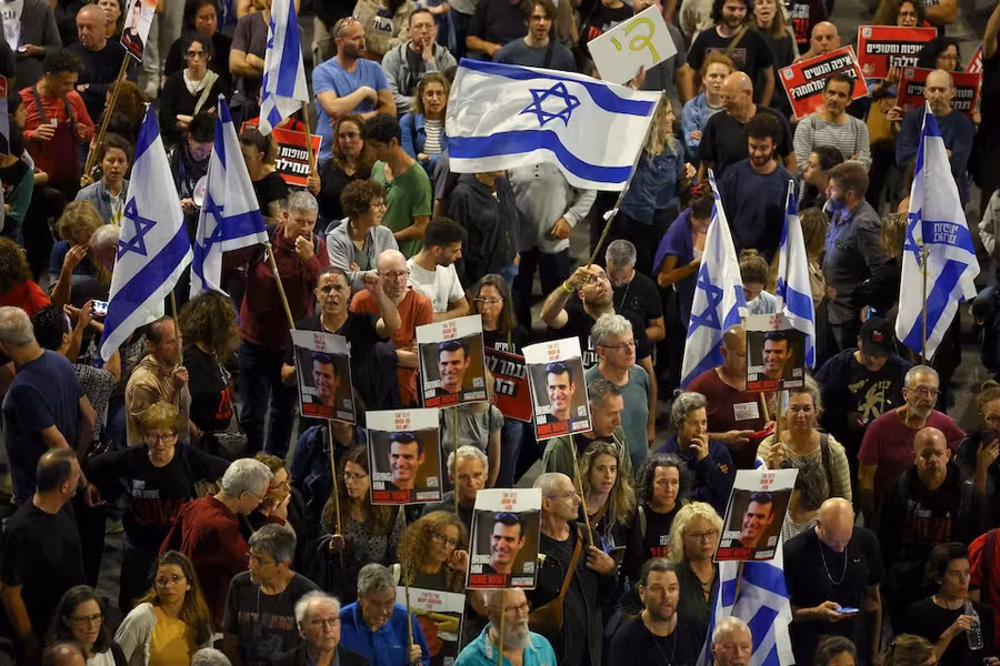 Người Israel biểu tình đòi thả con tin. Ảnh: Reuters