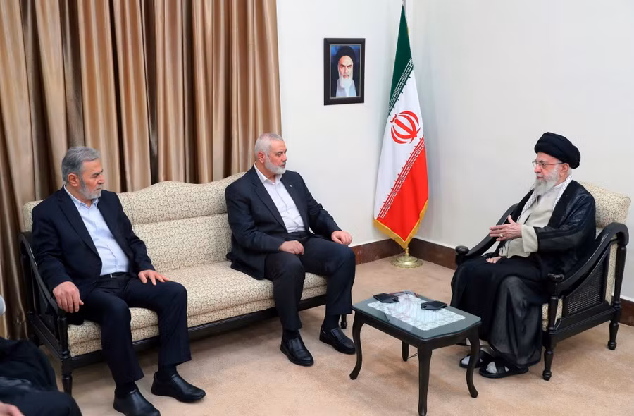 Lãnh tụ tối cao Iran trò chuyện cùng thủ lĩnh chính trị Hamas Ismail Haniyeh ( giữa) và thủ lĩnh nhóm Hồi giáo Jihad Nakhleh ở Tehran ngày 30/7.Ảnh: AP