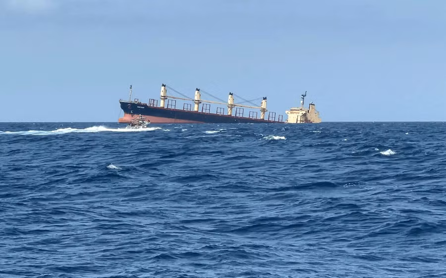 Tàu Rubymar bị trúng tên lửa trước khi bị chìm. Ảnh: AFP Tàu Rubymar bị trúng tên lửa trước khi bị chìm. Ảnh: AFP