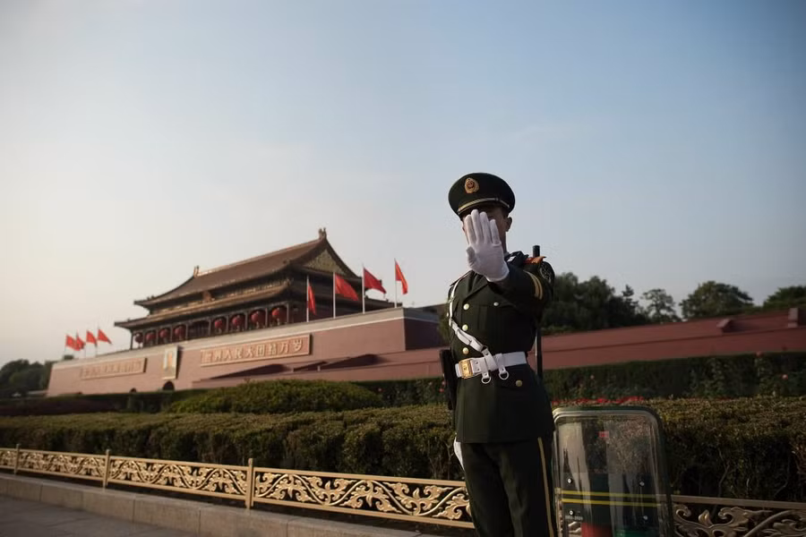 Vũ cảnh Trung Quốc canh gác tại Thiên An Môn. Ảnh: AFP