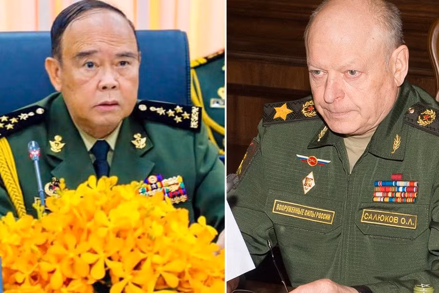 Tư lệnh quân đội Campuchia và người đồng cấp Nga ký tuyên bố về biên bản ghi nhớ nhằm thúc đẩy quan hệ. Ảnh: Phnom Penh Post