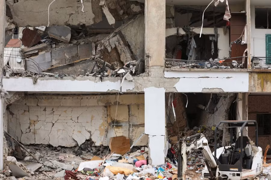 Hiện trường vụ tấn công của Israel vào thành phố Nabatie. Ảnh: Reuters