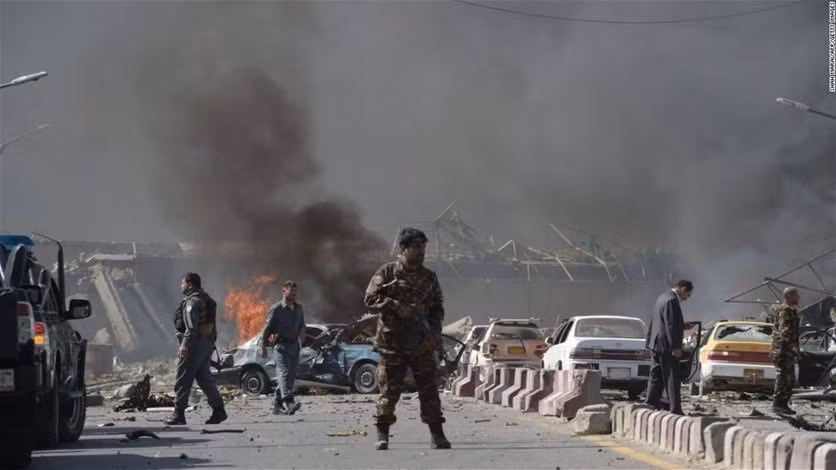 Hiện trường một vụ đánh bom ở Kandahah, Afghanistan. Ảnh: lbcgroup.tv
