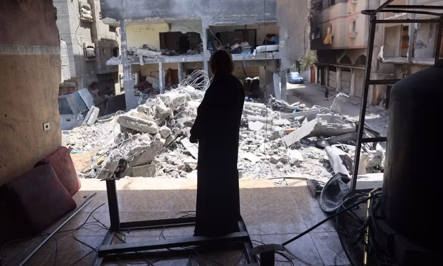 Một người Palestine đứng bên tòa nhà đổ nát sau cuộc đột kích giải cứu con tin của Israel hôm 8/6. Ảnh: AFP