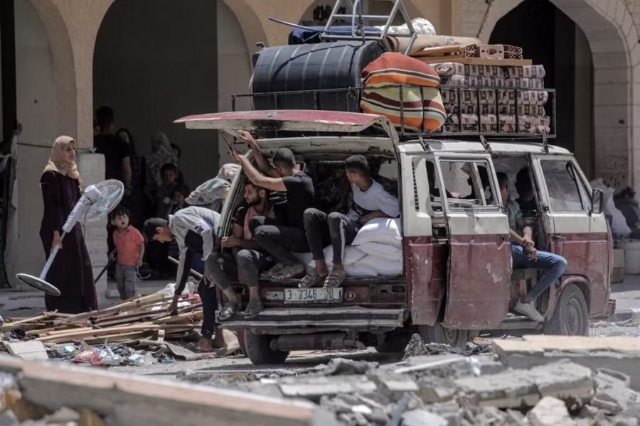 Người dân Palestines chuẩn bị rời nhà cửa ở thành phố Rafah ngày 11/5. Ảnh: AFP