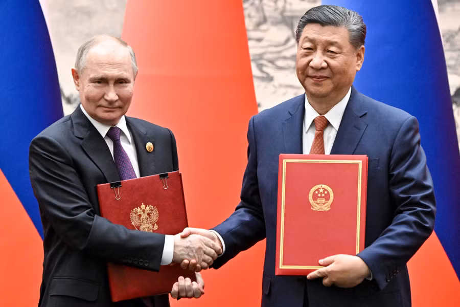 Lãnh đạo Nga- Trung trao đổi văn kiện ký kết ngày 16/5 tại Bắc Kinh. Ảnh: AFP