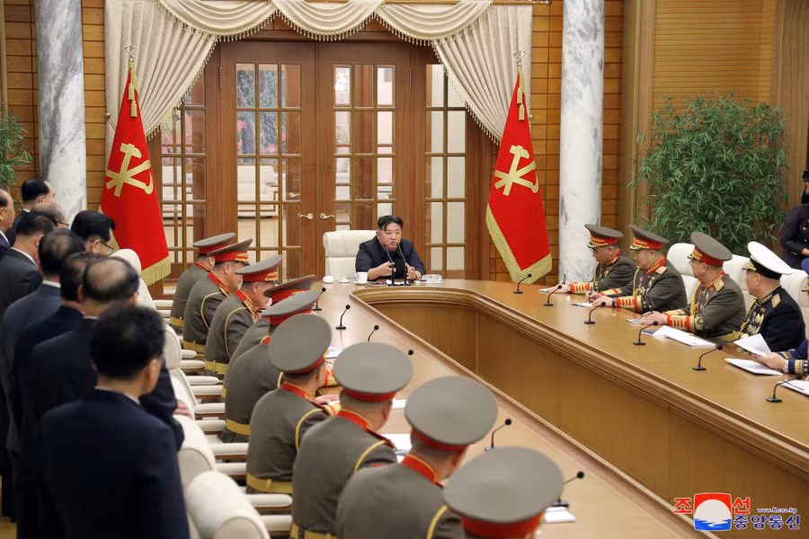 Kim Jong-un trong cuộc họp với tướng lĩnh quân đội Bình Nhưỡng. Ảnh: KCNA Kim Jong-un trong cuộc họp với tướng lĩnh quân đội Bình Nhưỡng. Ảnh: KCNA