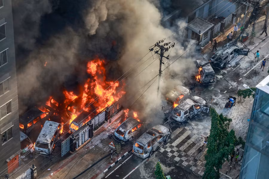Biểu tình biến thành bạo lực ở Dhaka, Bangladesh ngày 18/7. Ảnh: AFP