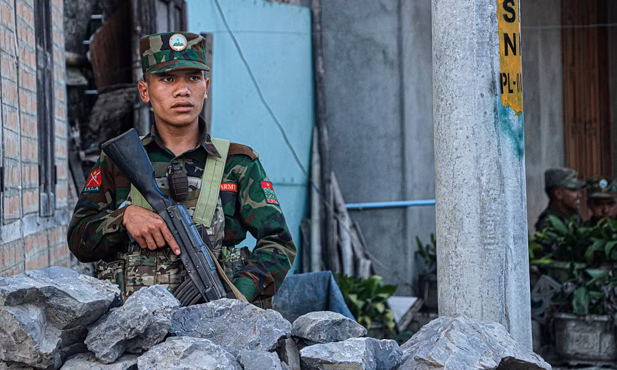 Thành viên nhóm Quân giải phóng quốc gia Ta'ang đứng gác ở thị trấn Namhkam, Shan tháng 11-2023. Ảnh: AFP