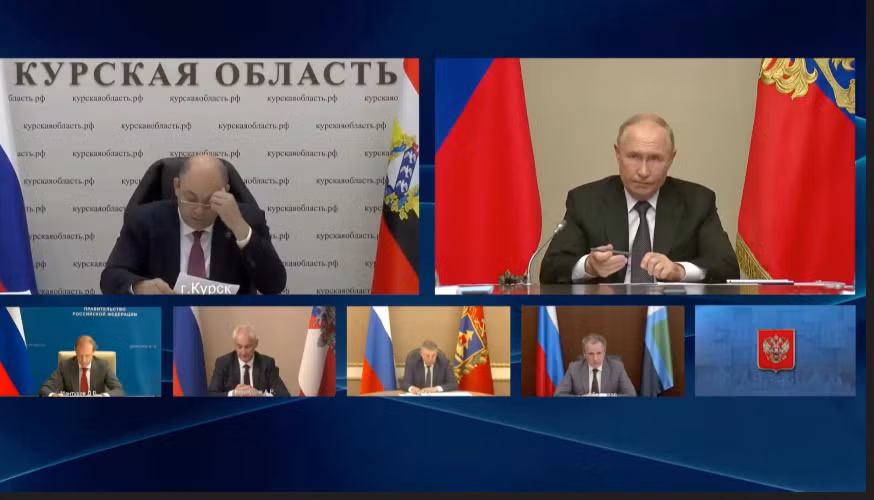 Quyền thống đốc Kursk Alexei Smirnov ( trái) báo cáo tình hình với tổng thống Putin trong cuộc họp ngày 12/8. Ảnh: Reuters