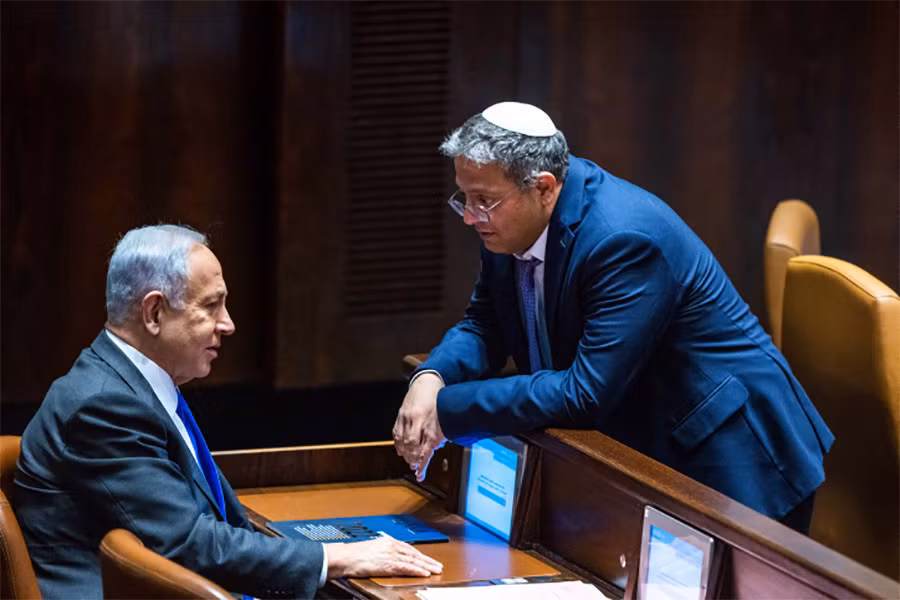 Thủ tướng Netanyahu (trái) trao đổi với ông Itamar Ben Gvir đứng đầu đảng cực hữu tại một cuộc bỏ phiếu Quốc hội Israel. Ảnh: Flash 90