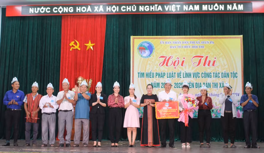 Ban tổ chức trao giải nhất toàn đoàn hội thi tìm hiểu pháp luật về lĩnh vực công tác dân tộc cho đội thi phường Hòa Bình. Ảnh: Vũ Chi Ban tổ chức trao giải nhất toàn đoàn hội thi tìm hiểu pháp luật về lĩnh vực công tác dân tộc cho đội thi phường Hòa Bình. Ảnh: Vũ Chi