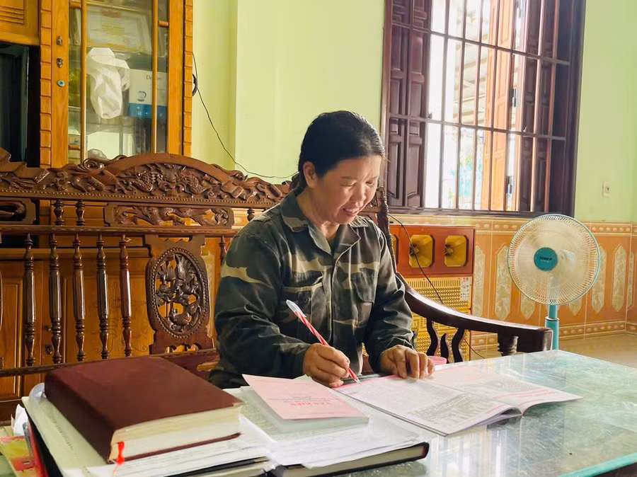 Bà Miền tích cực học tập, nghiên cứu các văn bản, chỉ thị của cấp trên để triển khai công việc đạt hiệu quả. Ảnh: Vũ Chi Bà Miền tích cực học tập, nghiên cứu các văn bản, chỉ thị của cấp trên để triển khai công việc đạt hiệu quả. Ảnh: Vũ Chi