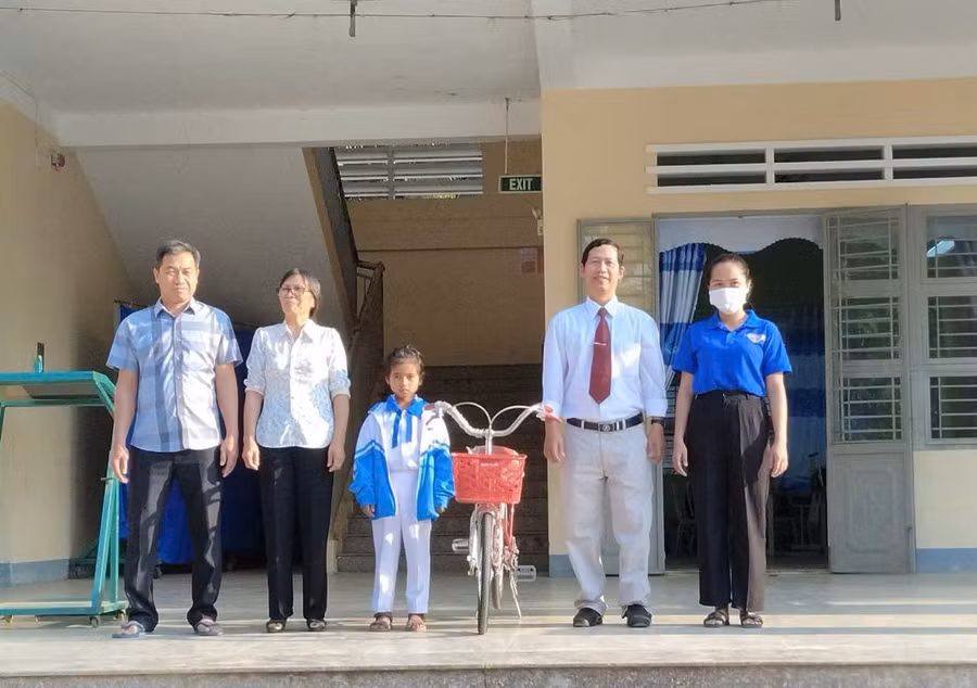 Bà Lê Thị Ngọc Trinh (thứ 2 từ trái sang, Chi hội trưởng Chi hội nông dân tổ 2, phường Cheo Reo) trao xe đạp từ nguồn quỹ mô hình "Biến rác thành tiền" cho học sinh nghèo. Ảnh: Vũ Chi