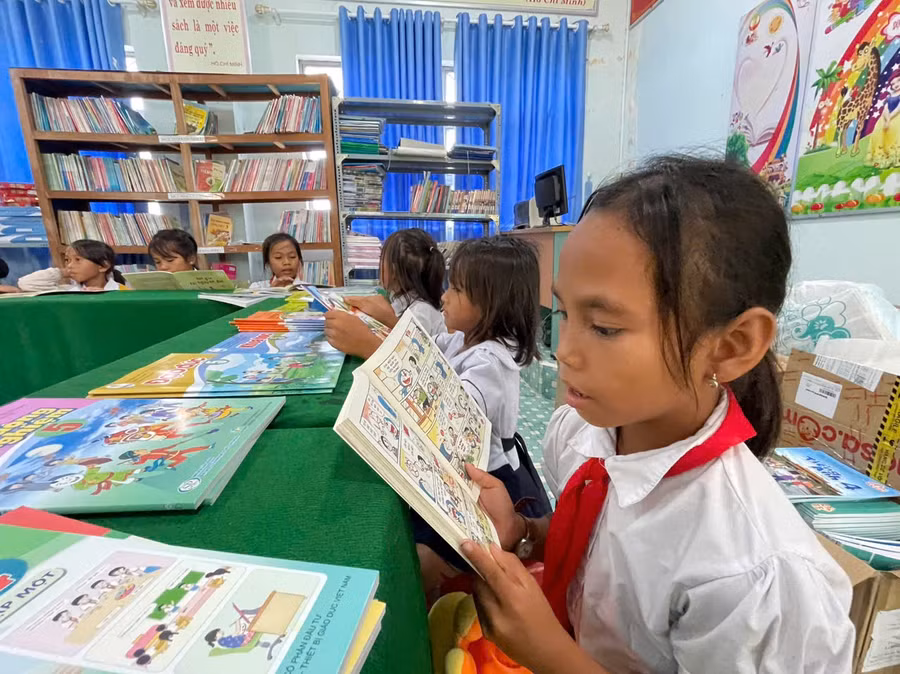 Chương trình Sách về làng giúp lan tỏa văn hóa đọc trong thiếu nhi vùng khó. Ảnh: Vũ Chi Chương trình Sách về làng giúp lan tỏa văn hóa đọc trong thiếu nhi vùng khó. Ảnh: Vũ Chi
