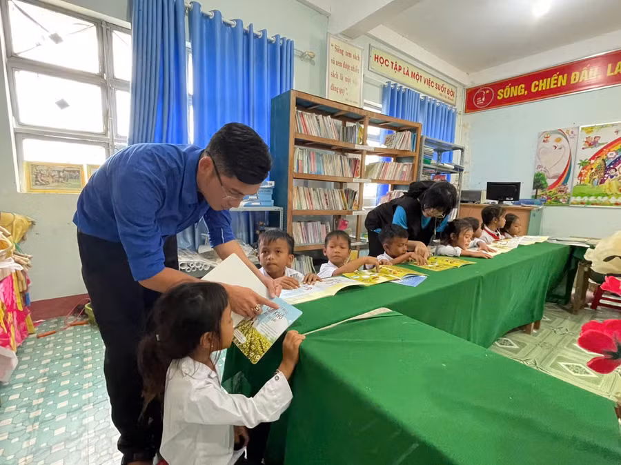 Đoàn thiện nguyện cùng đoàn viên, thanh niên hướng dẫn các em đọc sách được trao tặng từ chương trình Sách về làng tại thư viện nhà trường. Ảnh: Vũ Chi Đoàn thiện nguyện cùng đoàn viên, thanh niên hướng dẫn các em đọc sách được trao tặng từ chương trình Sách về làng tại thư viện nhà trường. Ảnh: Vũ Chi