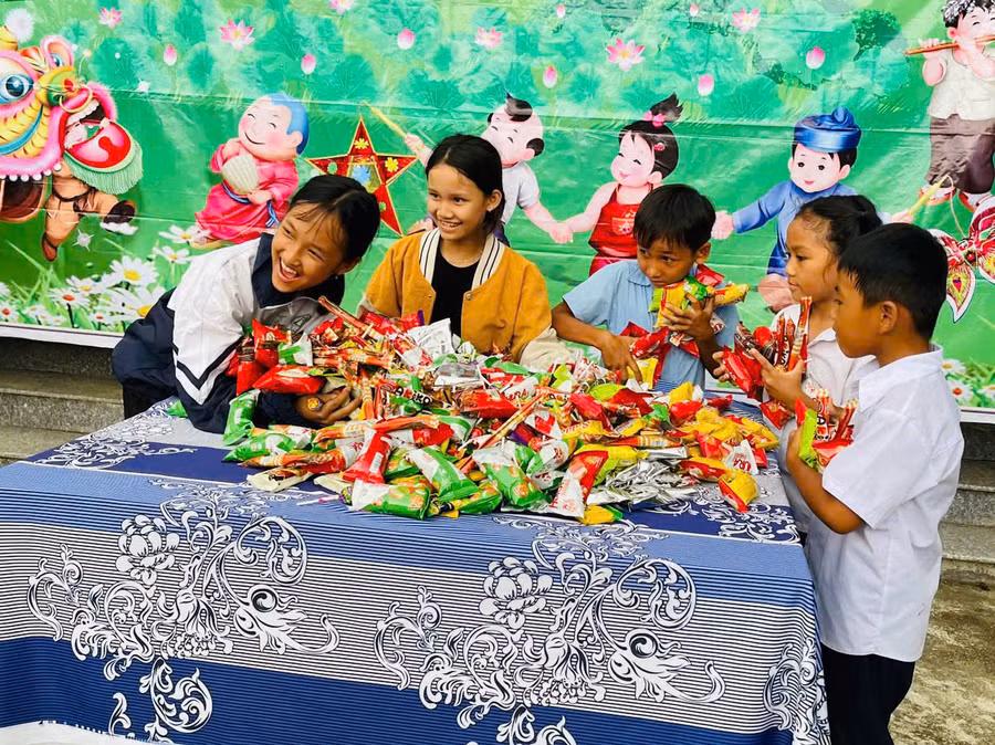 Các em học sinh háo hức tham gia phá cỗ. Ảnh: Vũ Chi