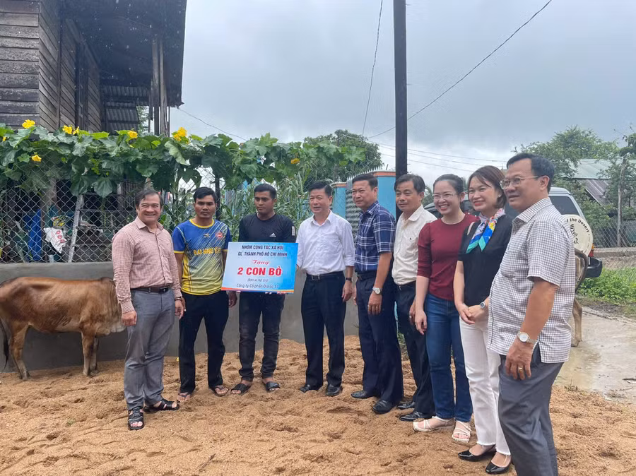 Hội Nông dân tỉnh phối hợp với Tổng Công ty Địa ốc Sài Gòn-TNHH một thành viên trao tặng 2 con bò sinh sản cho hội viên nông dân nghèo xã Chư Mố. Ảnh: Vũ Chi