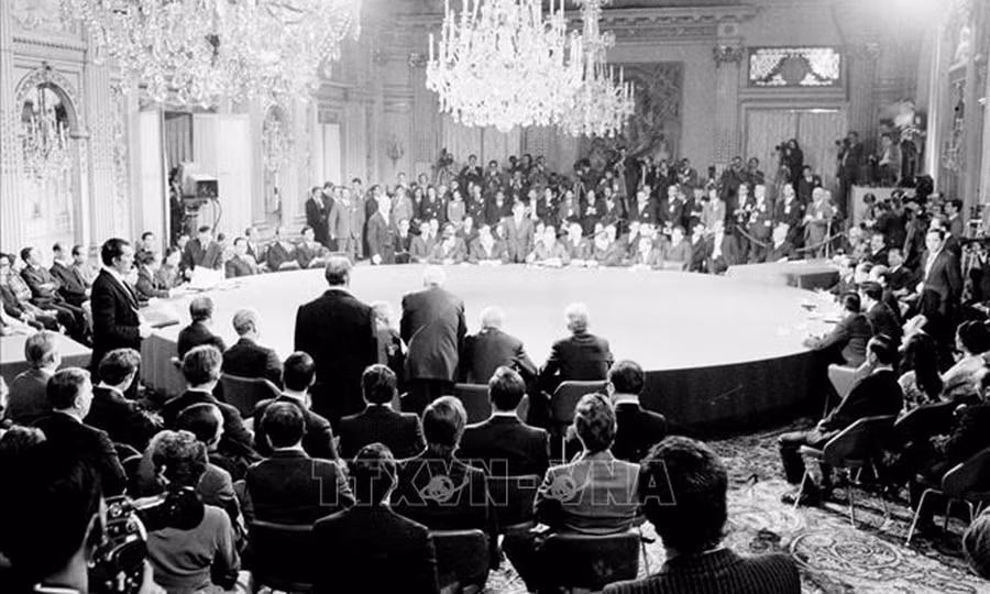 Quang cảnh lễ ký Hiệp định Paris ngày 27-1-1973 tại Trung tâm các Hội nghị Quốc tế ở Paris, Pháp Ảnh: TTXVN