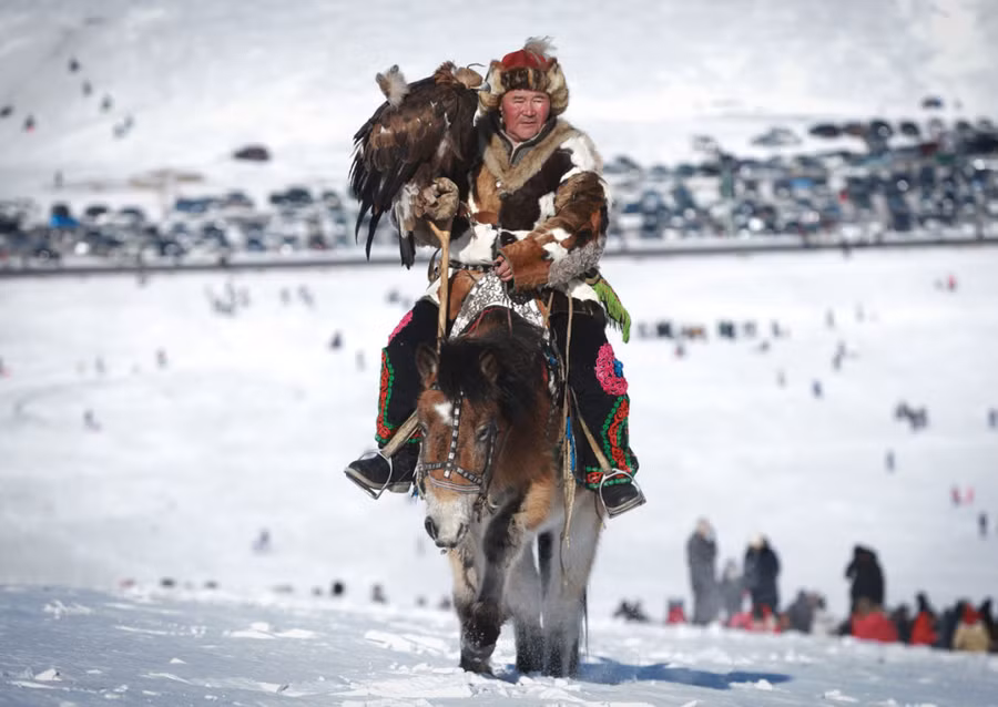 Thợ săn du mục trên thảo nguyên Mông Cổ. Ảnh: AFP
