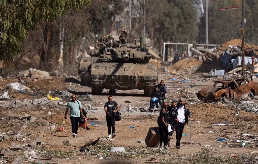 Cuộc chiến tại Gaza đẩy người dân vào tình cảnh khốn khó, buộc phải rời xa nhà cửa. Ảnh: Getty