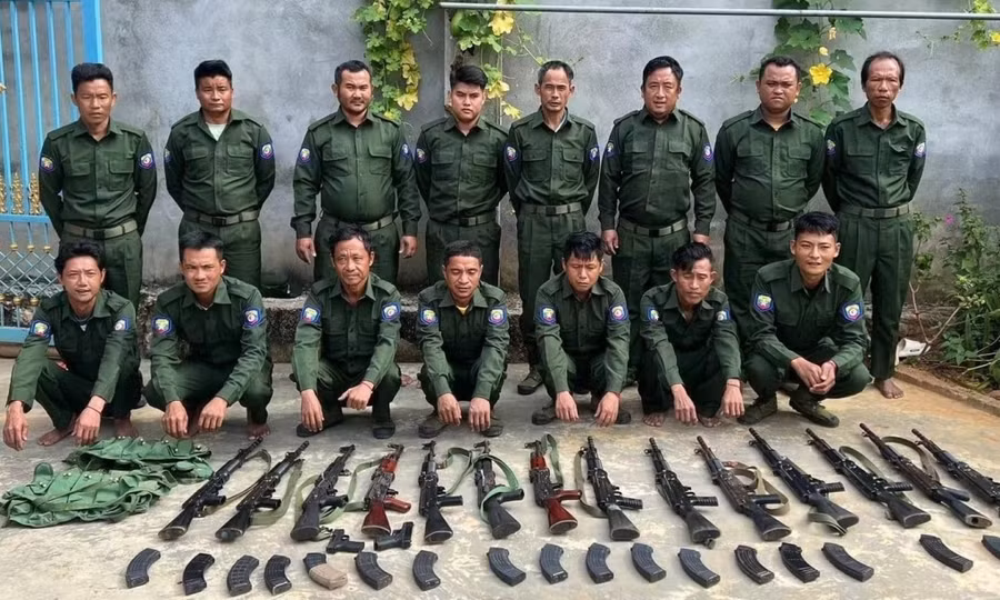 Nhóm dân quân thân chính quyền quân sự Myanmar đầu hàng quân nổi dậy ở bang Shan. Ảnh: Irrawaddy Nhóm dân quân thân chính quyền quân sự Myanmar đầu hàng quân nổi dậy ở bang Shan. Ảnh: Irrawaddy