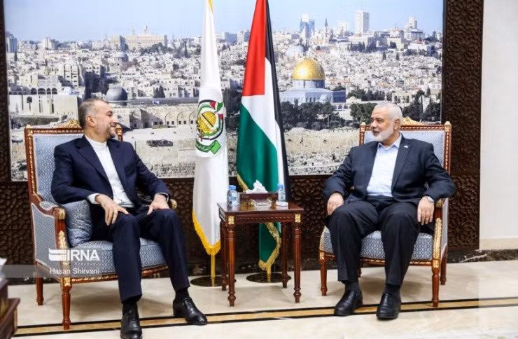 Ngoại trưởng Iran H.Amir- Abdollhian (trái) và thủ lĩnh nhóm Hamas Ismail Haniyeh tại Doha (Quatar) hôm 14/10. Ảnh: IRNA
